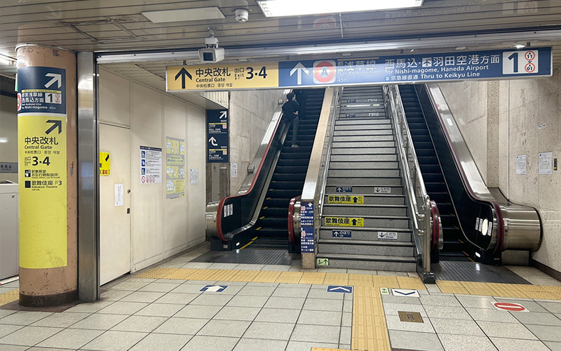 中央改札のエスカレーター